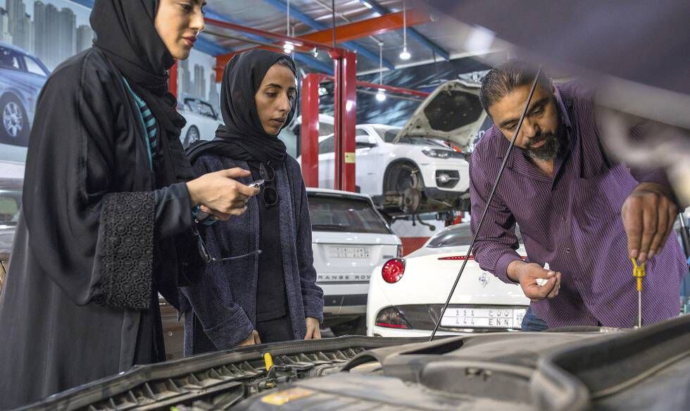 Saja Kamal com sua amiga Elham al-Dosimany (ao centro) e Yasin, o mecânico que revisa o carro que esta comprou de segunda mão.