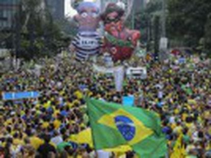 Cerca de três milhões de pessoas foram às ruas neste domingo pedir a saída da presidenta e a prisão de Lula. Políticos da oposição foram vaiados, e lideranças cravam data para saída da mandatária