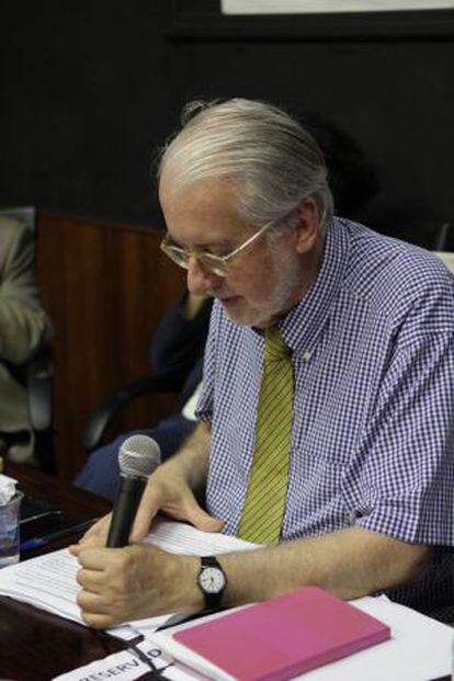 Paulo Sergio Pinheiro lê a carta redigida pelo grupo.