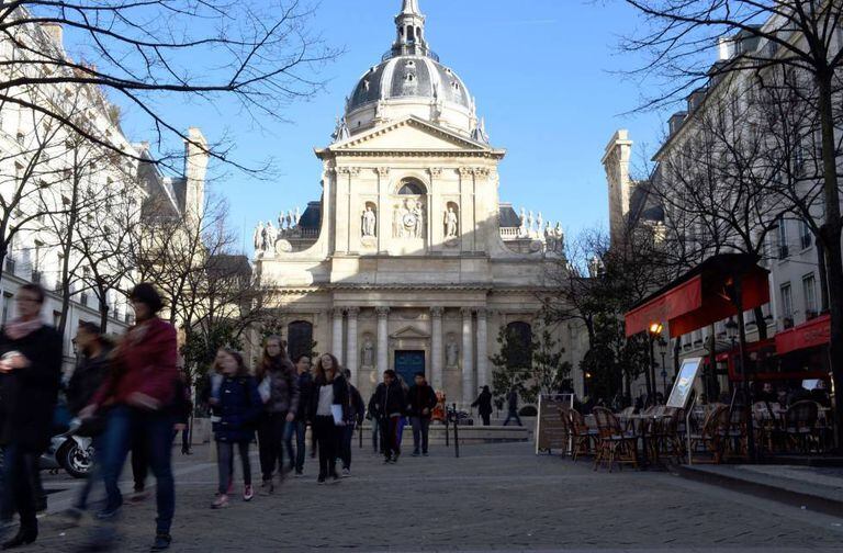 Estudantes junto à Universidade Sorbonne, no centro de Paris.