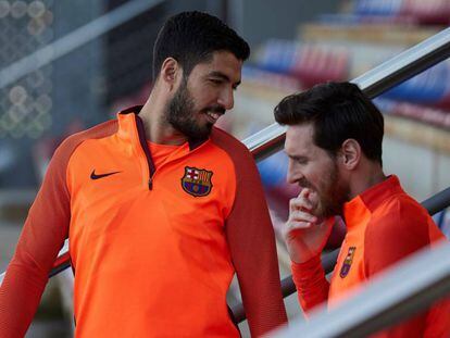 Suárez e Messi conversam em treino antes da partida contra a Roma.