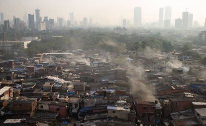 Vista da área de Dharavi, onde vivem mais de um milhão de pessoas em dois quilômetros quadrados.