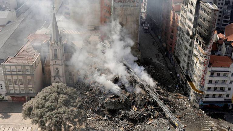 Bombeiros trabalham nos escombros do prédio que desabou no centro de São Paulo na madrugada desta terça-feira