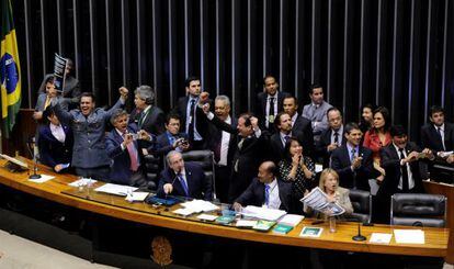 Deputados comemoram aprovação da redução da maioridade.