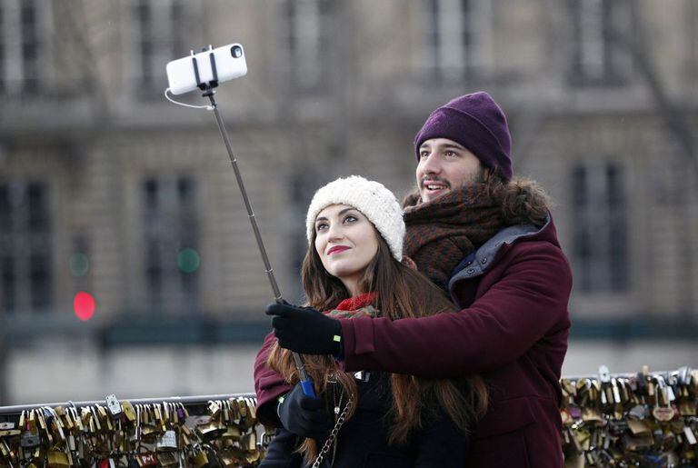 Casal faz 'selfie' na Pont Neuf, em Paris (França), no Valentine's Day.