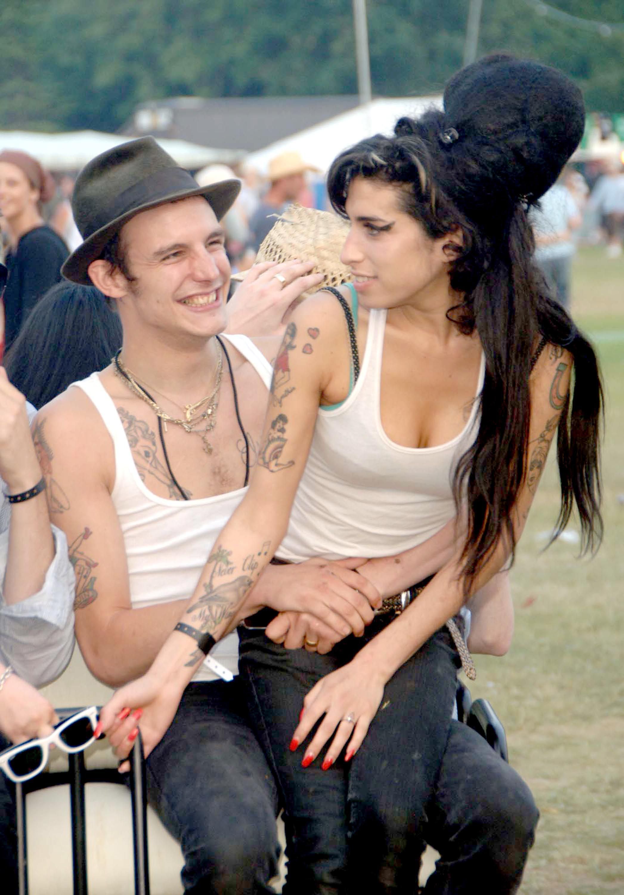 Amy Winehouse com seu marido, Blake Fielder-Civil, no festival da ilha de Wright, em 2007. 