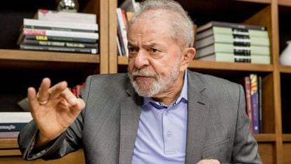 Lula da Silva, durante la entrevista con EL PAÍS, en su oficina en São Paulo. 