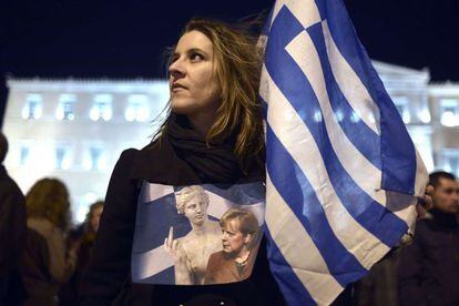 Mulher protesta contra a Alemanha em Atenas.