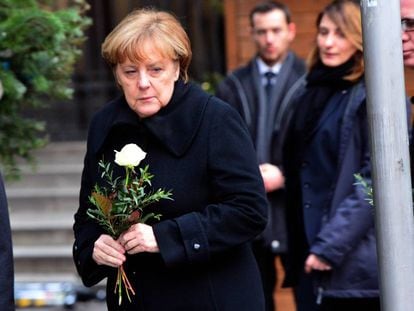 A chanceler alemã, Angela Merkel, comparece ao mercado de Natal onde ocorreu o atentado, em Berlim.