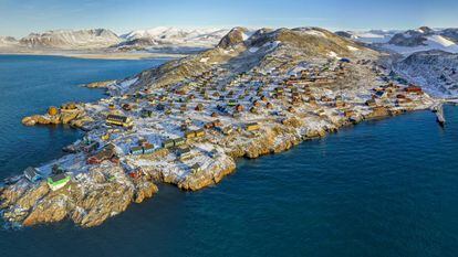 Vista da cidade de Ittoqqortoormiit, na costa leste da Groenlândia