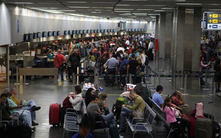 Interior do aeroporto internacional do Rio de Janeiro.