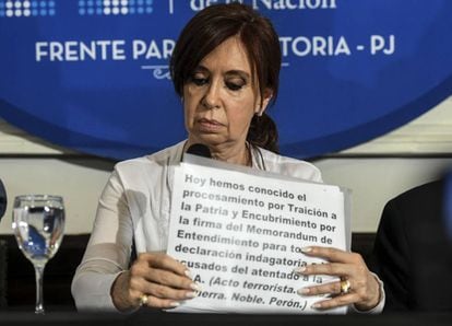 A ex-presidenta Cristina Kirchner durante coletiva de imprensa no Senado argentino.