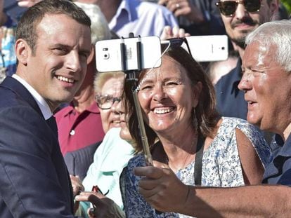 Emmanuel Macron posa para uma foto antes de depositar seu voto.