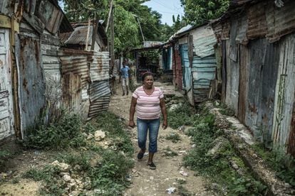 Yaquelín passeando pela zona ribeirinha de assentamentos precários conhecida como Simón Bolívar, que se estende pelas margens dos rios Ozama e Isabela, em Santo Domingo.