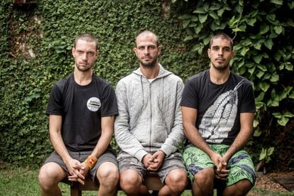 De esquerda a direita, Daniel Govino, Marcelo Aron Cwerner e João Romano, da Brigada de Alter do Chão.