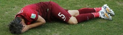 Coentrão, lesionado durante a partida contra a Alemanha.