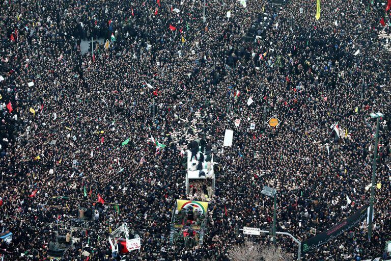 Multidão se reúne na cidade iraniana de Mashhad para homenagear o general Qasem Soleimani.