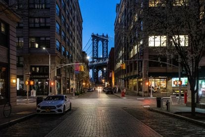 Uma rua no bairro de Dumbo, no Brooklyn, com vista para a ponte de Manhattan, que foi obrigado a fechar seus bares e restaurantes.