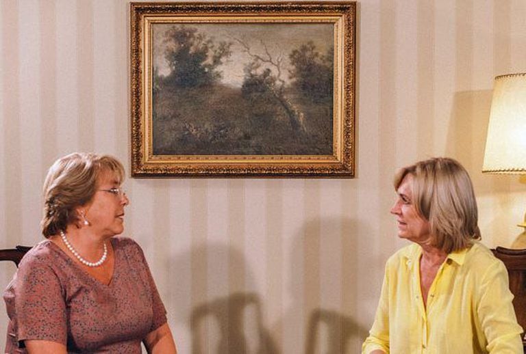 Bachelet e Matthei conversam no domingo após os resultados eleitorais.