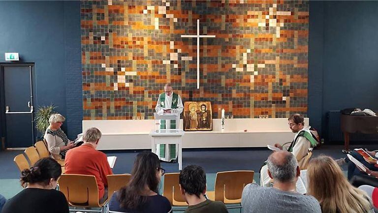 Interior da igreja de Haia em que uma família armênia é protegida da deportação.