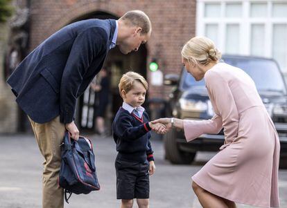 O príncipe George, com seu pai o príncipe William, em seu primeiro dia no colégio Thomas's Battersea.