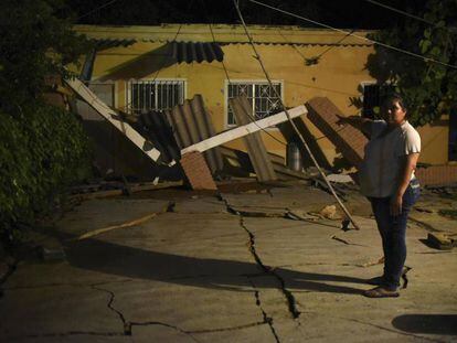 Uma moradora do município de Coatzacoalcos, no estado de Veracruz (México), observa o chão de sua casa destruído após o terremoto.