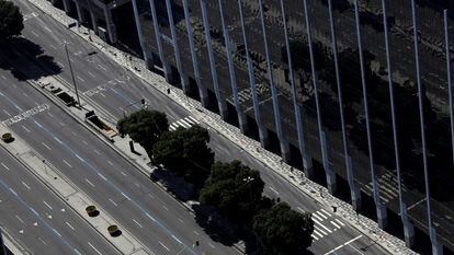 Vista aérea da avenida Presidente Vargas, uma das mais importantes do Rio de Janeiro, vazia pela pandemia.