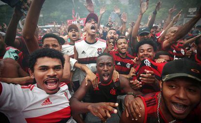 Torcedores do Flamengo se despedem do time no Rio de Janeiro.