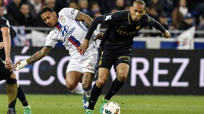 Fabinho disputa a bola com Depay, do Lyon.