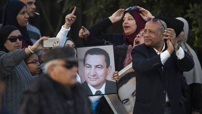 Apoiadores de Mubarak comemoram a absolvição do ex-ditador.