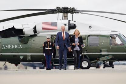 O presidente dos Estados Unidos, Joe Biden, e sua mulher, Jill Biden, se preparam para embarcar no avião presidencial Air Force One, na sexta-feira passada, na base militar de Dover (Maryland).
