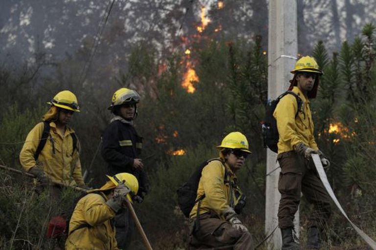 Os bombeiros trabalham para apagar o incêndio de Valparaíso.