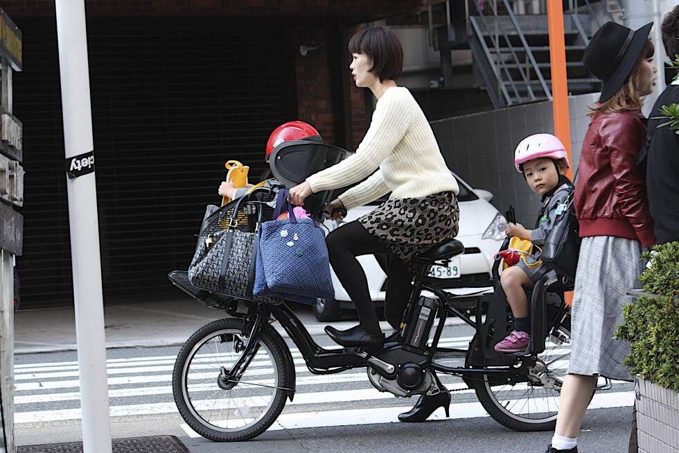 Mãe jovem no bairro de Shibuya, Tóquio.