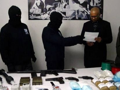 Dois encapuzados do ETA entregam o inventário de armas e explosivos a membros do grupo de verificação, em fevereiro de 2014.