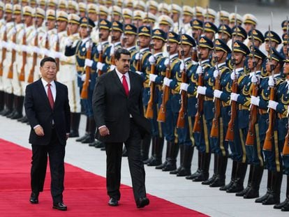 Nicolás Maduro ao ser recepcionado por Xi Jinping em Pequim, em setembro passado.