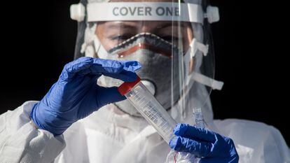 Médico polonês examina um teste para detectar o coronavírus, em Cracóvia, em 21 de abril.
