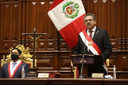 O presidente do Congresso peruano, Manuel Merino, toma posse como presidente interino, nesta terça-feira.