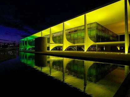 Pal&aacute;cio do Planalto iluminado com as cores da bandeira brasileira por conta da Olimp&iacute;ada do Rio, em abril.