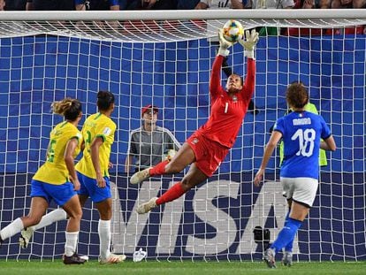 Goleira Bárbara faz defesa no jogo entre Brasil e Itália pela Copa feminina.