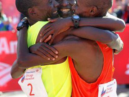 Os quenianos Kipchoge, Kittwara e Chumba após a maratona de Chicago.
