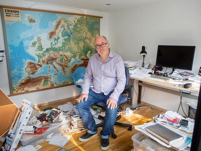O escritor britânico John Lanchester posa em seu estúdio em Londres, Reino Unido.