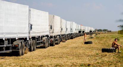 Caminhões do comboio perto da fronteira ucraniana.