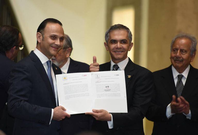 O chefe do governo da Cidade do México, Miguel Ángel Mancera, ao entregar o projeto de lei sobre o uso medicinal da maconha.