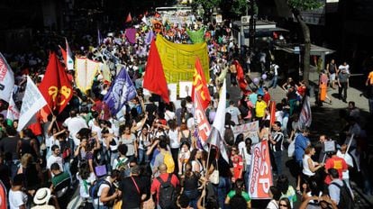 Manifestantes fazem passeata pela Avenida Rio Branco, no centro do Rio, em direção à Cinelândia em protesto contra a Copa do Mundo, em 2014.