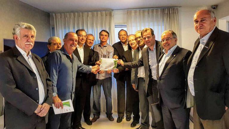 Bolsonaro e representantes de setores industriais nesta segunda.