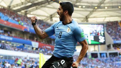 Luis Suarez comemora gol na partida do Uruguai contra a Arábia Saudita 