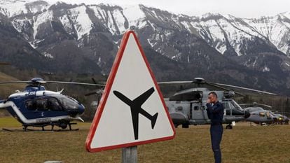 Avião de Germanwings cai nos Alpes franceses.