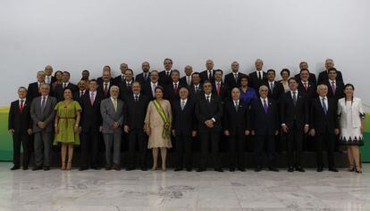 Dilma e seus 39 ministros após a posse.
