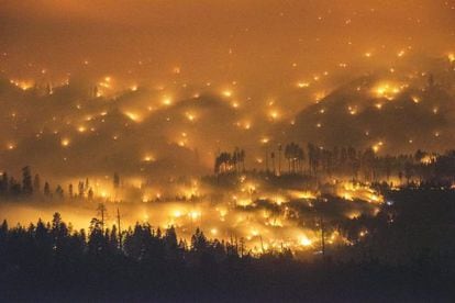 Vista do incêndio perto de Yosemite, ontem.