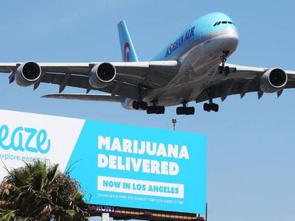 Avião sobrevoa um anúncio de um serviço de entrega de maconha em Los Angeles.